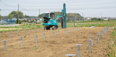 架台を支えるスクリュー杭も施工します